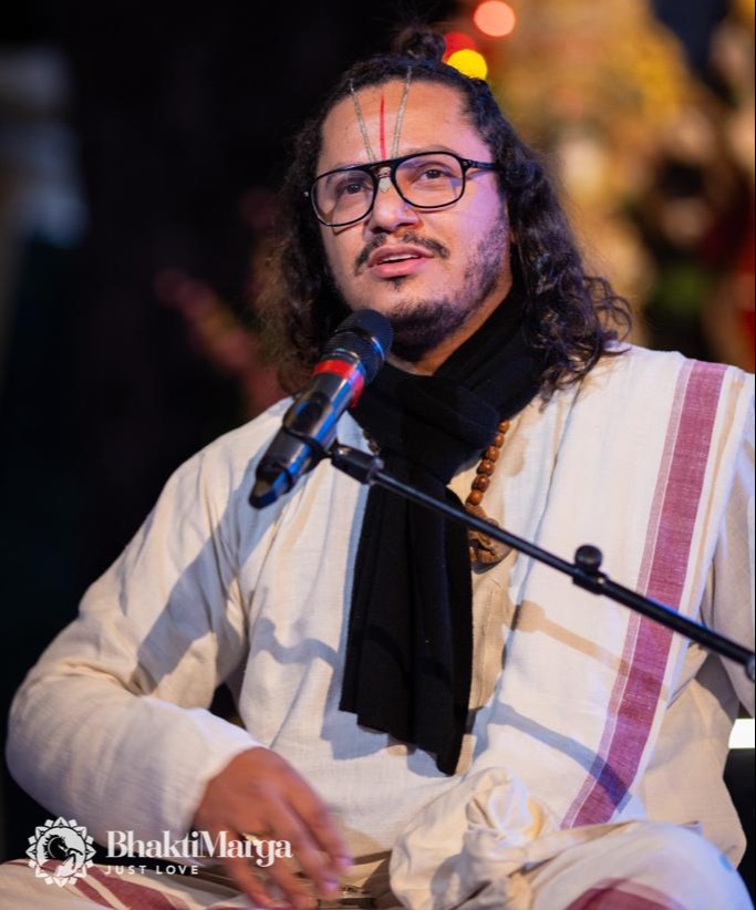 Paramjyoti Das cantando kirtan em evento Bhakti Marga